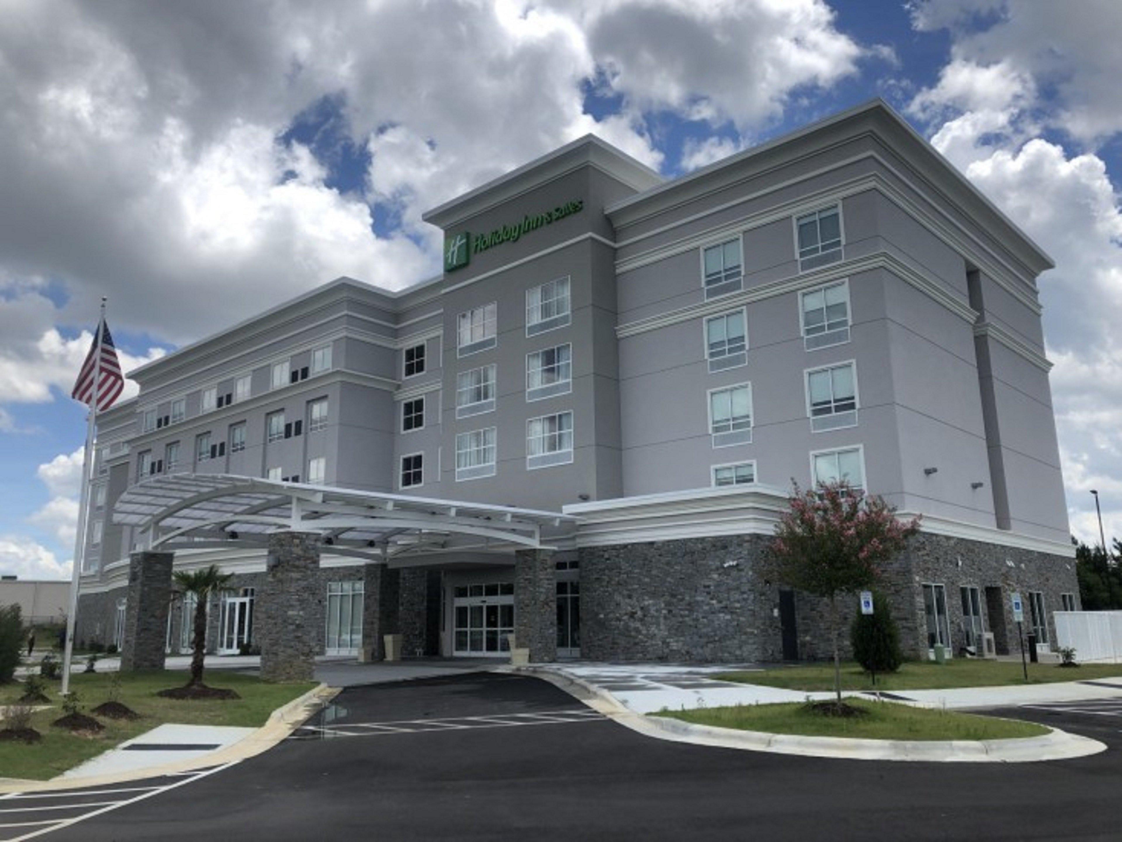 Holiday Inn & Suites - Fayetteville W-Fort Bragg Area, An Ihg Hotel Екстер'єр фото